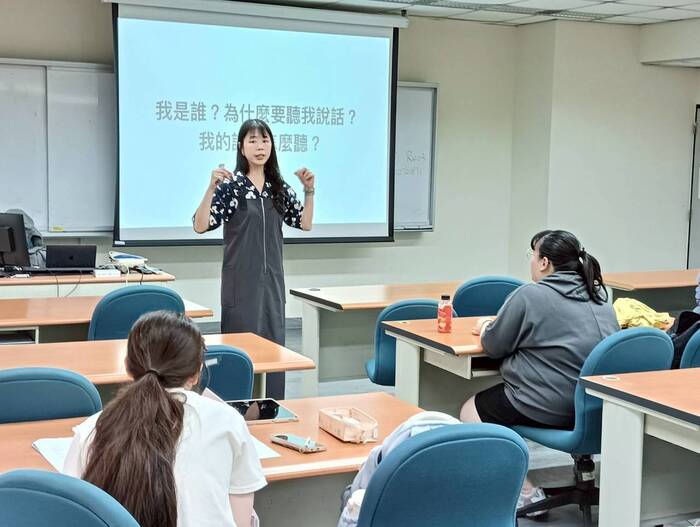 114.10.22教育學導論-用AI養腦:一位教育研究者與AI共學的實驗筆記，共四張照片