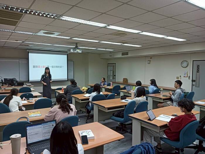 114.10.22教育學導論-用AI養腦:一位教育研究者與AI共學的實驗筆記，共四張照片