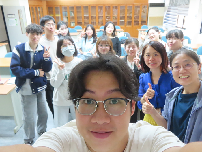 114.12.3教育學導論-AI年代的教育跨界研究照片共五張