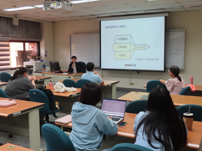 114.11.5教育學導論-論文寫作，共四張照片