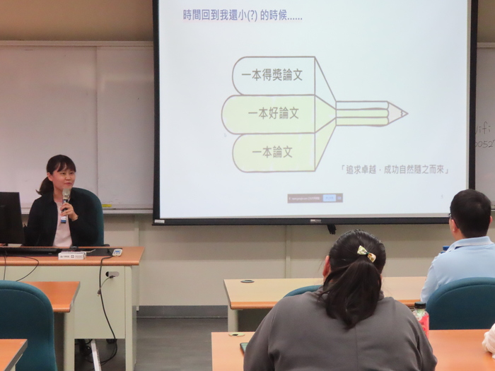 114.11.5教育學導論-論文寫作，共四張照片