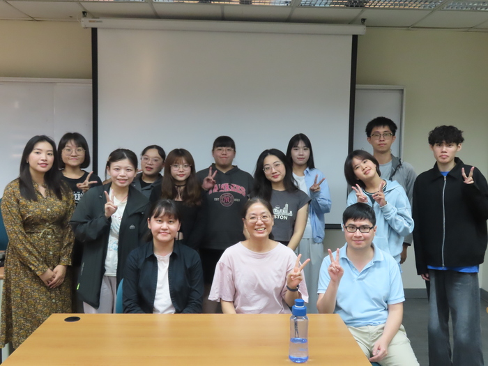 114.11.5教育學導論-論文寫作，共四張照片