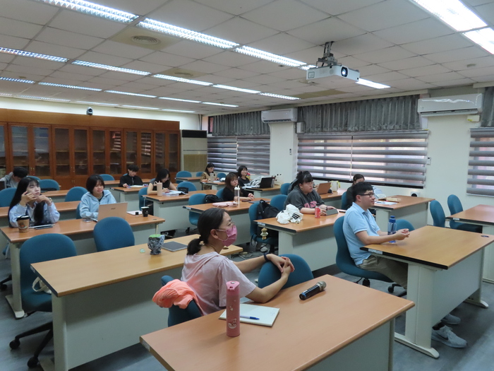 114.11.5教育學導論-論文寫作，共四張照片