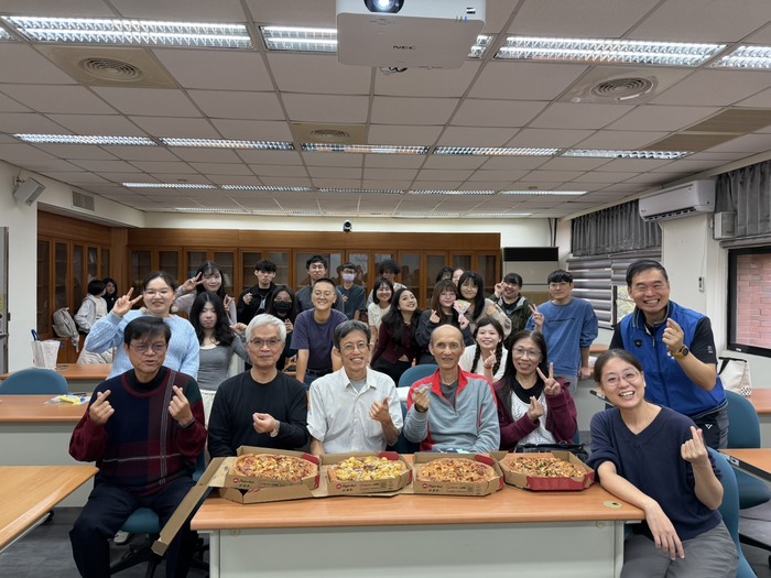 114.12.4碩士班導生聚照片共四張