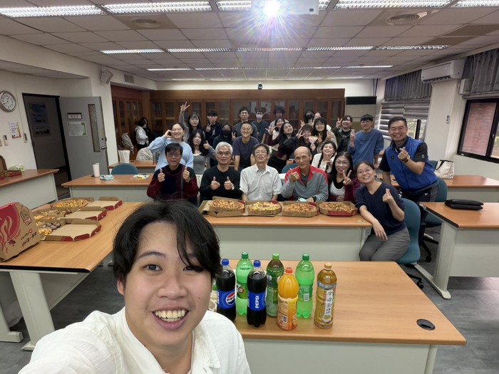 114.12.4碩士班導生聚照片共四張