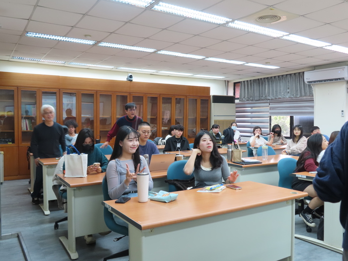 114.12.4碩士班導生聚照片共四張