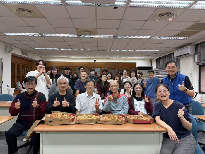 114.12.4碩士班導生聚照片共四張