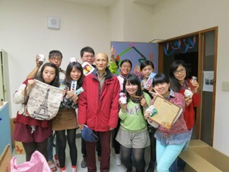2013.12.25 同學們與導師朱啓華歡慶聖誕節