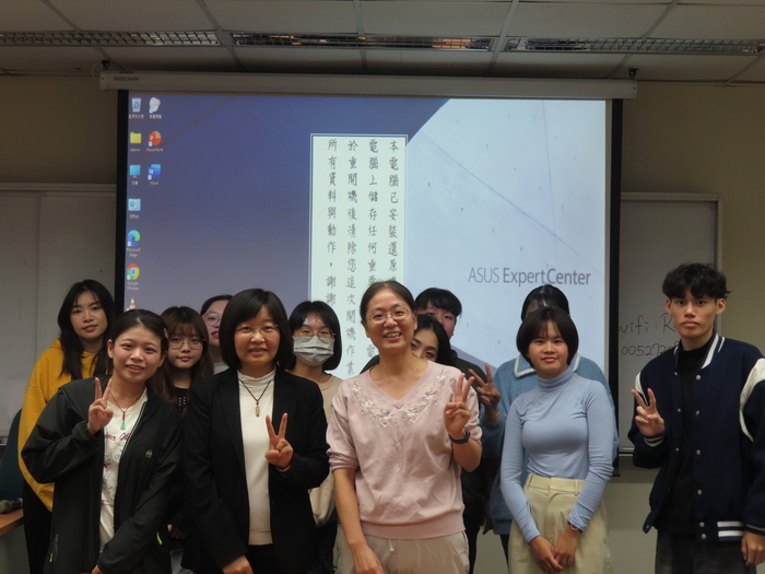 114.11.19教育學導論-AI誠信倫理，共四張照片