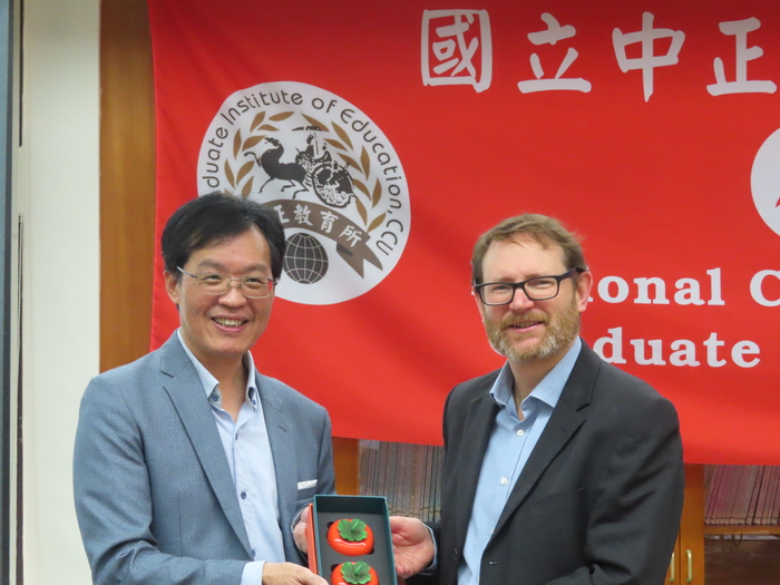 114.12.4與倫敦大學學院簽訂MOU照片共4張