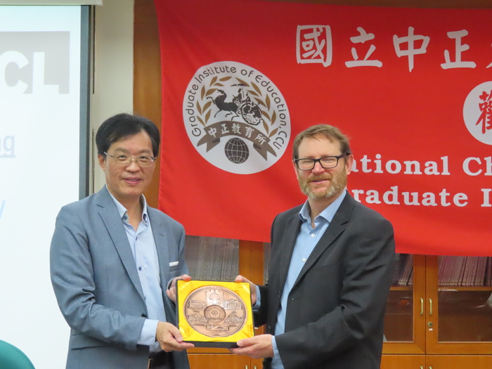 114.12.4與倫敦大學學院簽訂MOU照片共4張