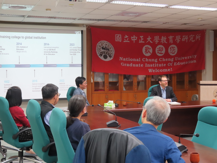 114.12.4與倫敦大學學院簽訂MOU照片共4張